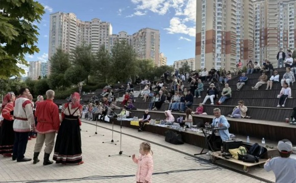 «Летний вечер у реки»: сегодня на набережной Павшинской поймы прошел уютный вечер под открытым небом