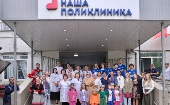 Праздник под окнами: артисты клуба «Мечта» подарили концерт медикам Красногорска