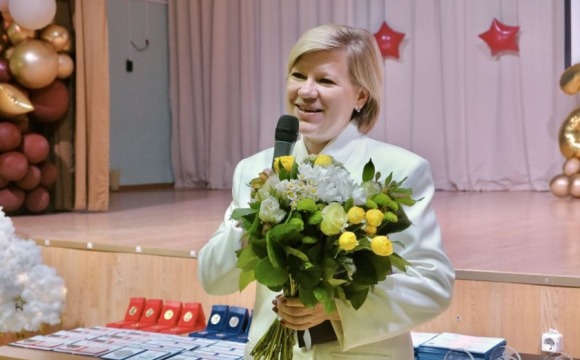 От имени Главы городского округа Красногорск Дмитрия Владимировича Волкова выпускников 18-й школы поздравила первый заместитель Наталья Тимошина
