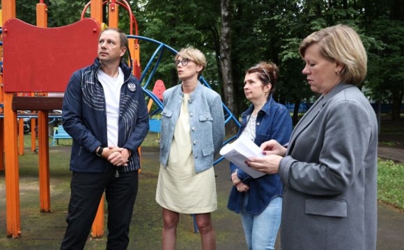 Дмитрий Волков встретился с жителями пострадавшего от пожара дома в Архангельском