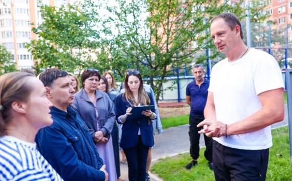 Дмитрий Волков встретился с жителями дворов на Успенской и Братьев Горожанкиных после завершения благоустройства
