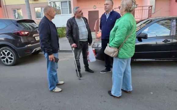 Поручни установят в одном из подъездов в Нахабино по итогам встречи с жителями