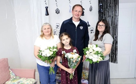 Дмитрий Волков навестил семью Анжеллы Викторовны и поздравил ее дочь с 10-летием