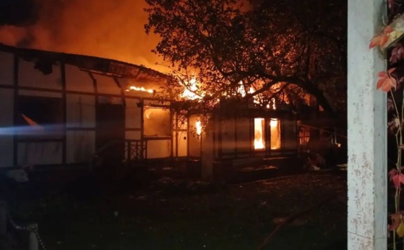 Пожар в частной гостинице в Красногорске локализован