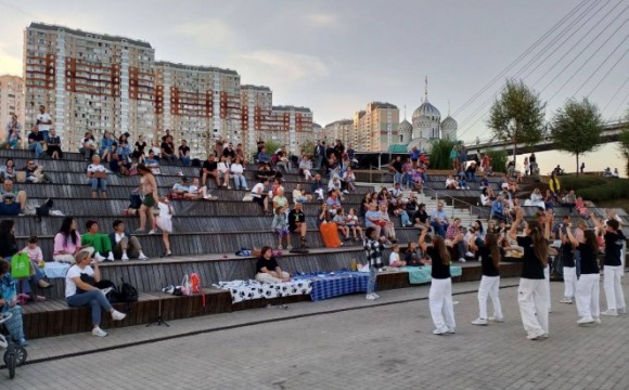 На живописной набережной в открытом амфитеатре в Павшинской пойме прошёл «Летний вечер у реки» 