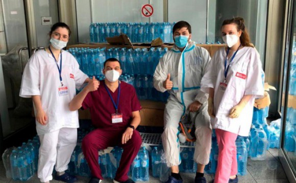 Свыше 7500 бутылок питьевой воды передали партийцы красногорским медикам