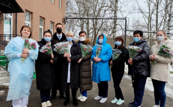 Женщин-медиков из «красной зоны» поздравили с наступающим 8 Марта