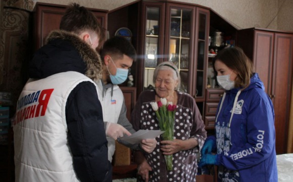 Красногорские волонтеры поздравили женщину-ветерана с наступающим 8 марта