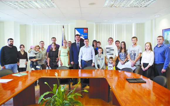 14 молодых семей городского поселения Красногорск получили сертификаты для улучшения жилищных условий
