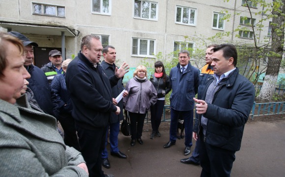 Губернатор проверил ход ремонта подъездов в Красногорске