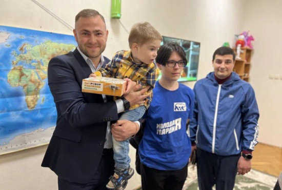 Партийцы Красногорска  поздравили ребят из окружного Семейного центра с Днём защиты детей