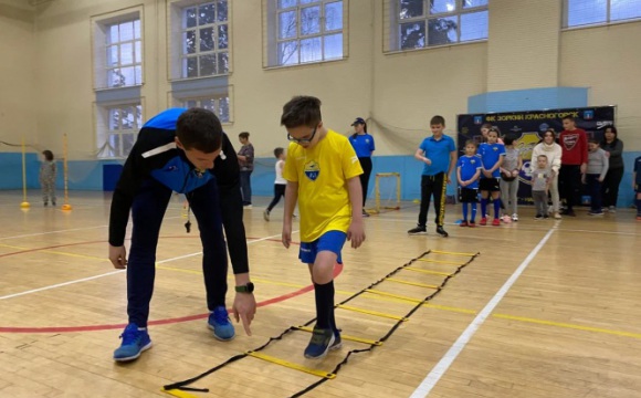 Игроки ФК «Зоркий» провели открытую тренировку для детей с ограниченными возможностями здоровья