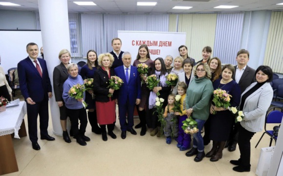 Дмитрий Волков поздравил жительниц округа с Днём мамы