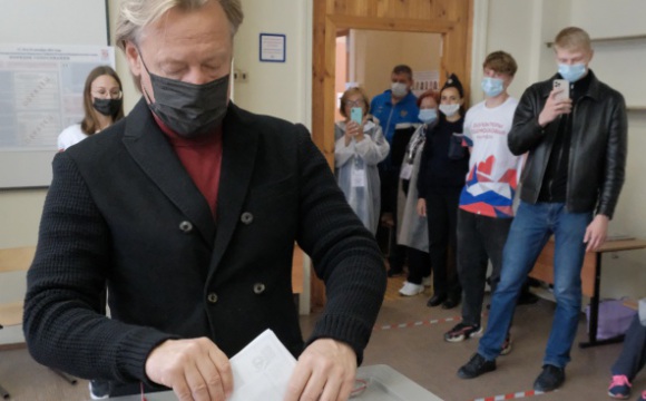 Дмитрий Харатьян проголосовал в родной красногорской школе