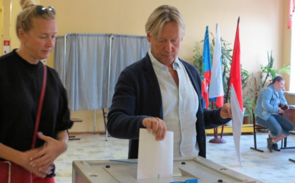 Дмитрий Харатьян проголосовал на выборах губернатора в Красногорске