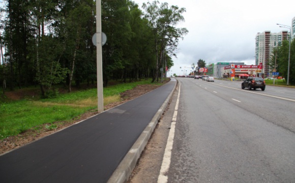 Вдоль Волоколамского шоссе строят новый тротуар