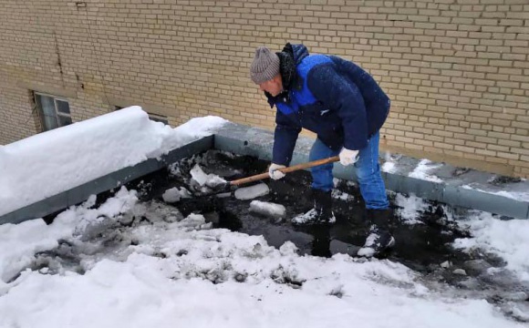 Жилищно-коммунальные службы филиала ФГБУ «ЦЖКУ» Минобороны России очищают крыши от льда