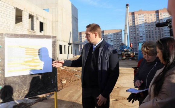 Глава Красногорска проверил ход строительства школы в Нахабино