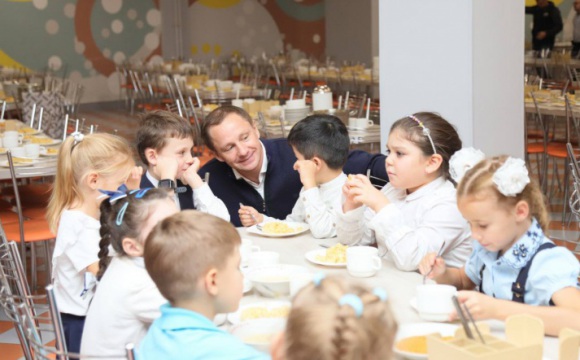 Дмитрий Волков оценил качество питания в школьной столовой