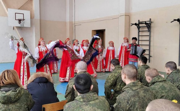 Хор русской песни «Россияночка» Центра культуры и досуга подарил  концерт военнослужащим воинской части