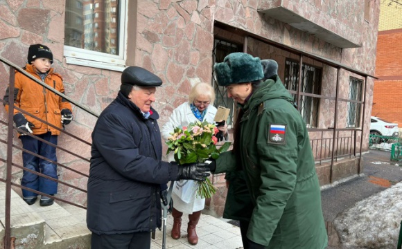 В Красногорске ветерана войны с оркестром поздравили с Днем защитника Отечества