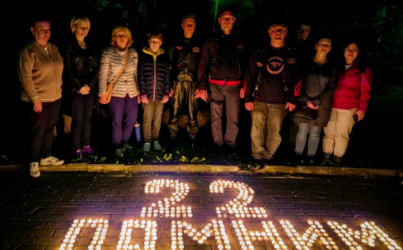 Сотни свечей памяти зажгли у стен Красногорского филиала Музея Победы в ночь с 21 на 22 июня