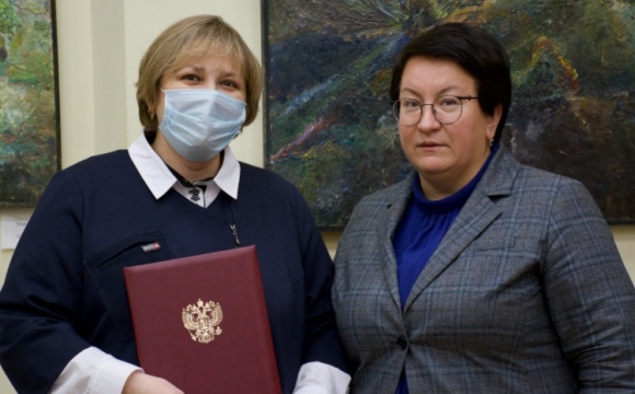 Эльмира Хаймурзина наградила сотрудников избирательной системы