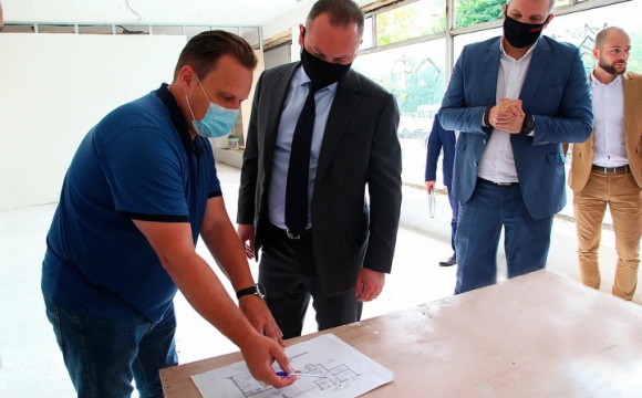 Алексей Спасский проверил ход ремонта почтового отделения в Красногорске