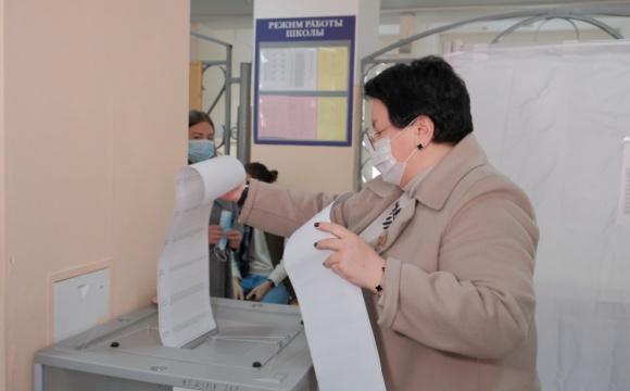 Эльмира Хаймурзина и Илья Берёзкин проголосовали в школе №1 Красногорска