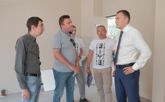 Роман Володин проверил ремонт школы в Красногорске