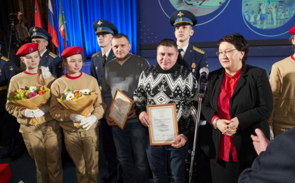 Эльмира Хаймурзина вручила благодарственные письма строителям, спасшим ребенка из воды