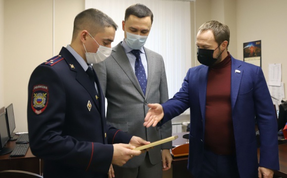 В преддверии Дня полиции в Красногорске поздравили одного из лучших участковых региона