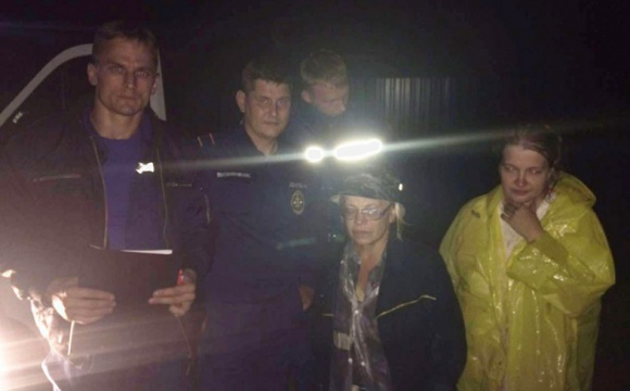 Красногорские спасатели нашли потерявшихся в лесу женщин