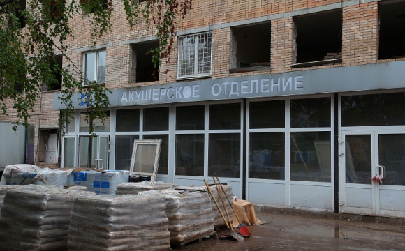Более 80 строителей задействованы в капремонте роддома в Красногорске