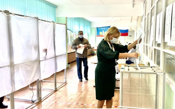 В свой День рождения проголосовала педагог красногорской школы