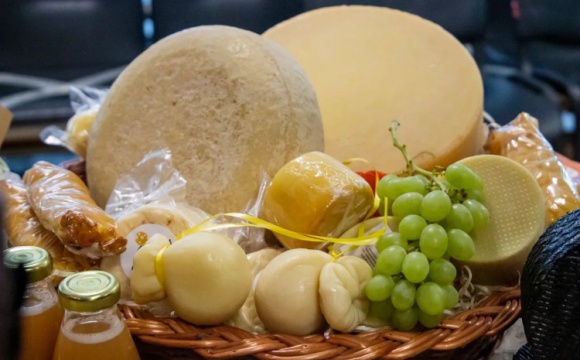 Красногорцы могут купить продукцию к новогоднему столу на "Сырной гонке"