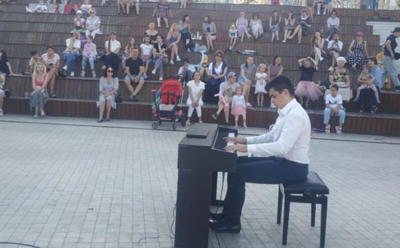 В Красногорске прошла концертная программа " Летний вечер у реки"