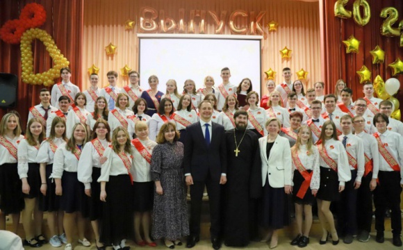 Дмитрий Волков поздравил выпускников СОШ №15 с последним звонком
