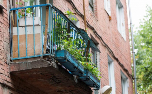 В рамках программы капремонта в домах Подмосковья ведутся работы по замене балконных плит