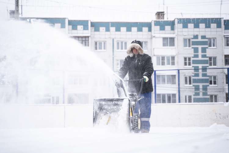 Более 7 тысяч дворников и 900 единиц уборочной техники борются со снегопадом в Подмосковье утром 15 января