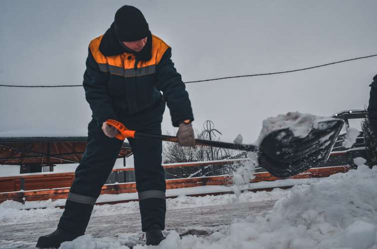 Более 8 тысяч дворников устраняют последствия снегопада в Подмосковье