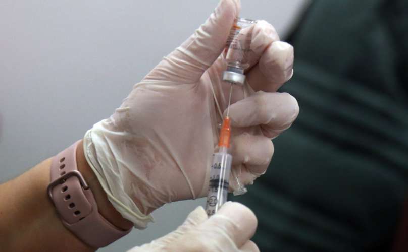 В ТЦ Подмосковья открылись первые 5 мобильных пунктов вакцинации от COVID-19