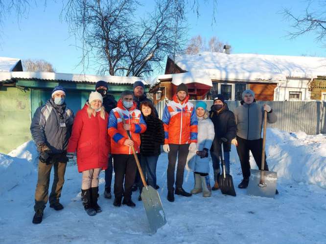 Волонтеры Подмосковья помогают жителям справиться с последствиями снегопада