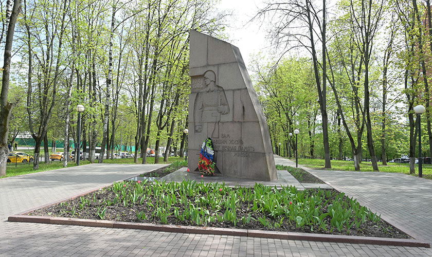 Мемориал погибшим заводчанам на улице Речная