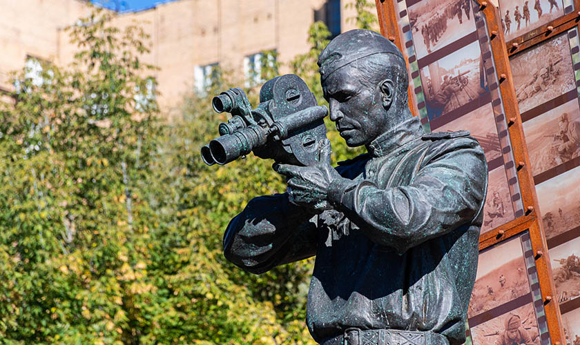 Памятник фронтовому кинооператору