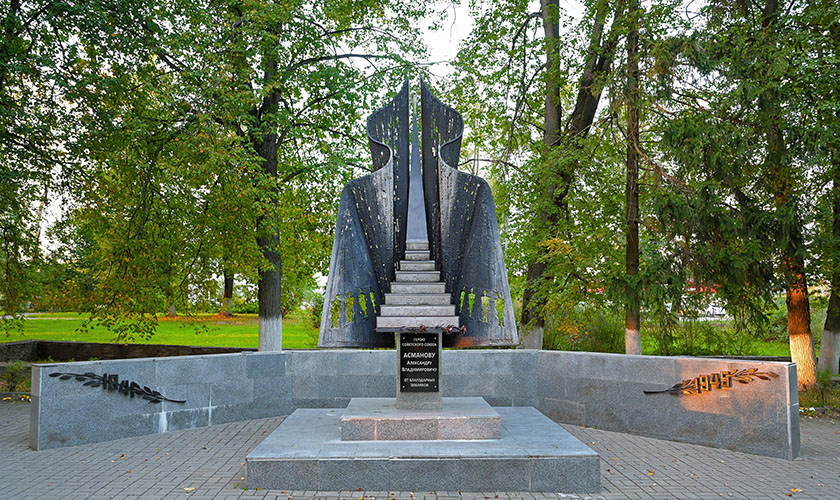 Памятник Героям Советского Союза в поселке Светлые Горы