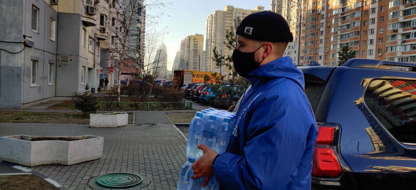Партийцы «Единой России» передали медикам воду
