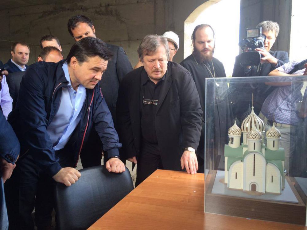 Губернатор Андрей Воробьев осмотрел строящийся храм в микрорайоне Павшинская пойма