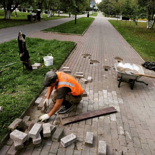 Точечный ремонт тротуаров идет в Красногорске