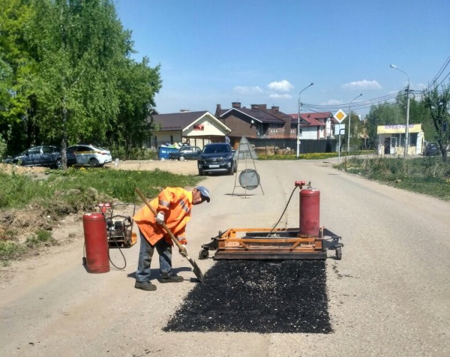 В округе продолжается ямочный ремонт дорог